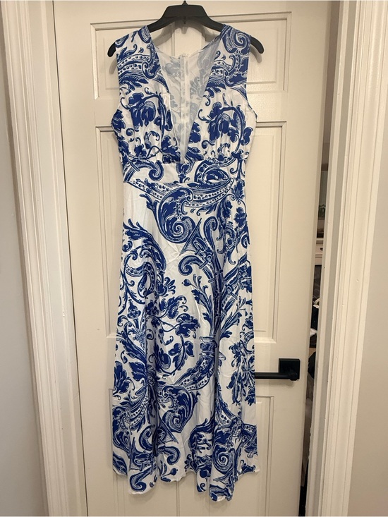 Dresses & Skirts - Sleeveless White & Blue Paisley V-Neck Dress NWOT